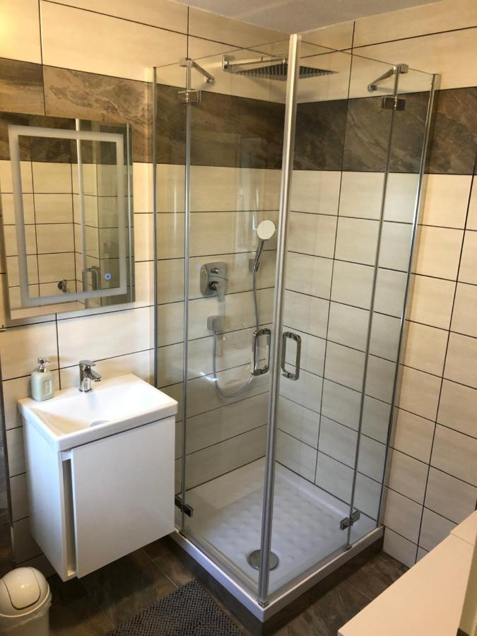 Exklusive Moderne 2 Zi. In Ruhiger Lage
