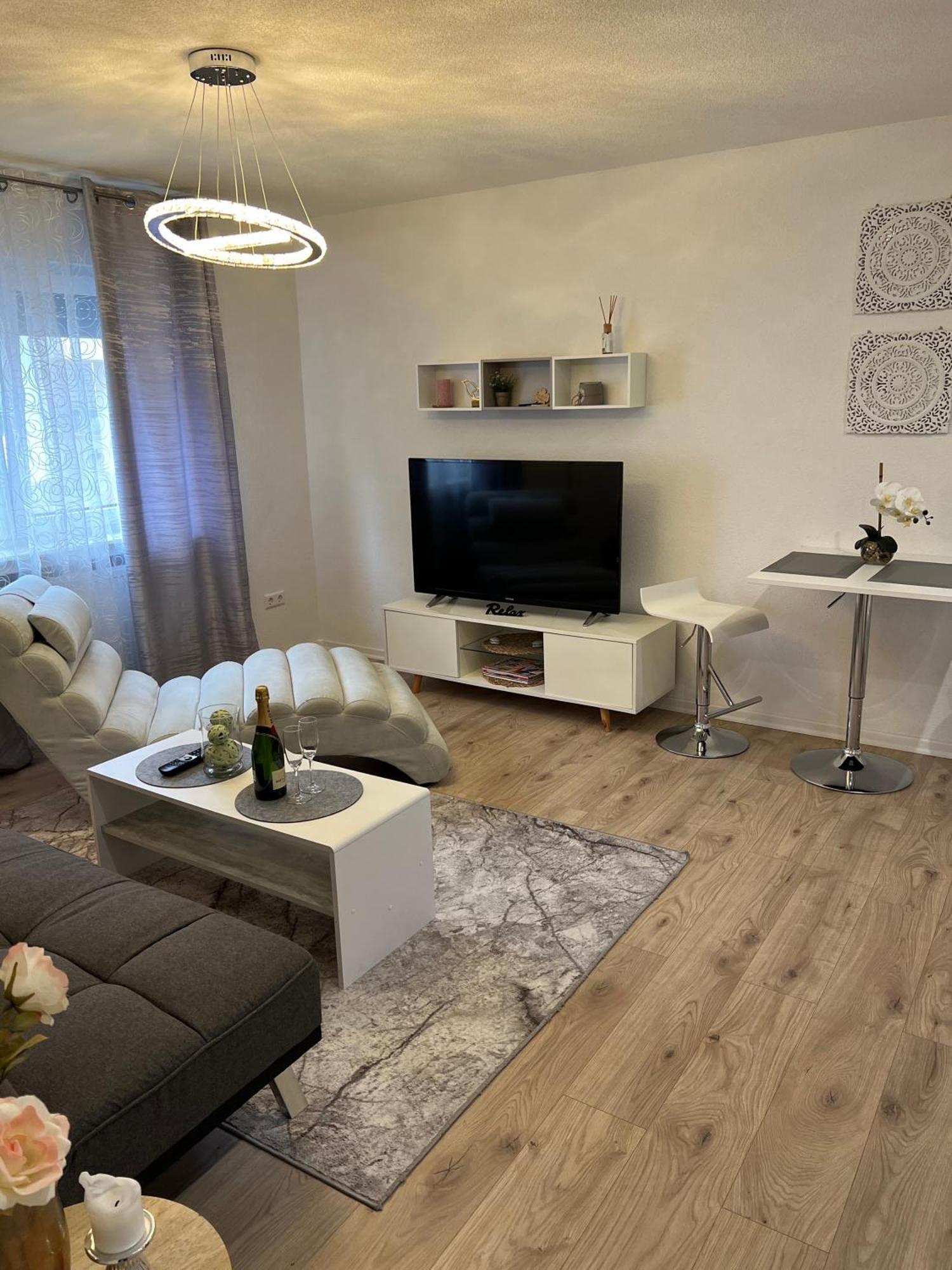 Apartment Exklusive Moderne 2 Zi. In Ruhiger Lage